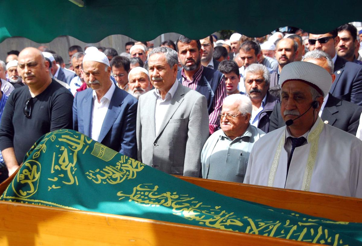Başbakan Yardımcısı Arınç, Cenazede