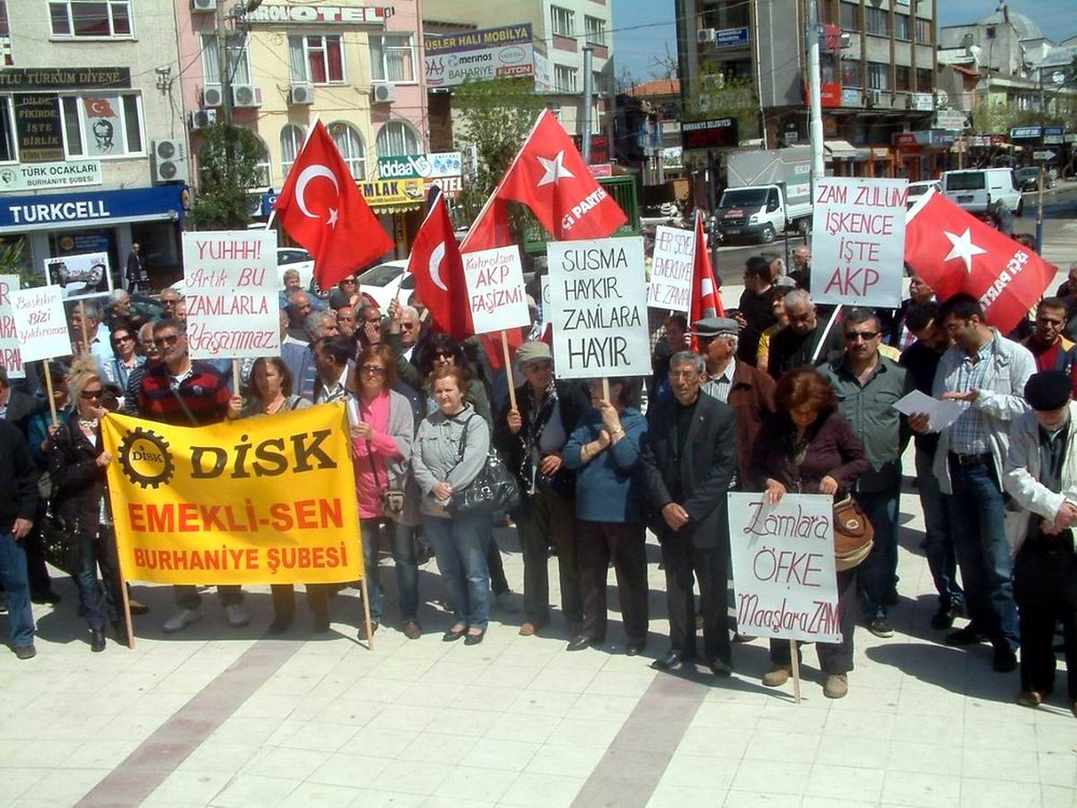 Burhaniye\'de Emekliler Son Zamları Protesto Etti