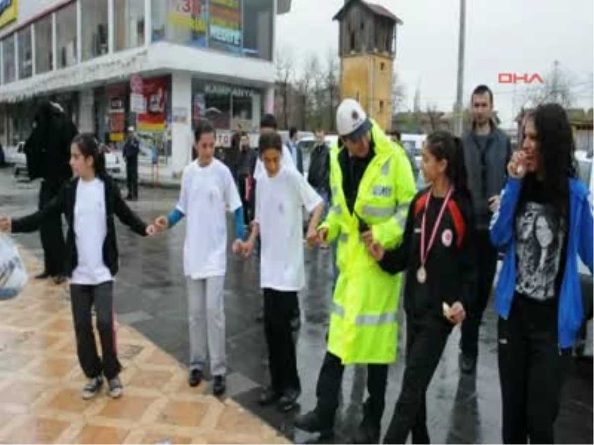 Polisler Kürtçe Müzikle Halay Çekti