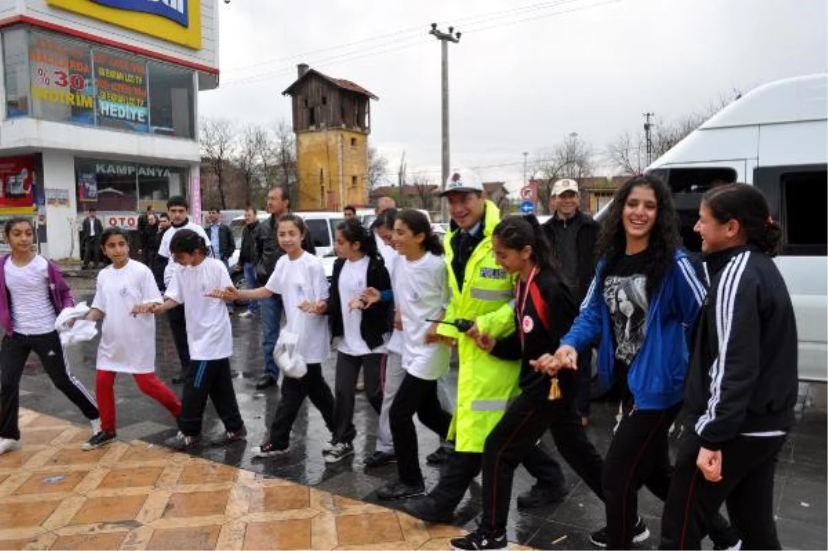 Emniyet Müdürü ve Yardımcıları, Kürtçe Türküler Eşliğinde Halay Çekti