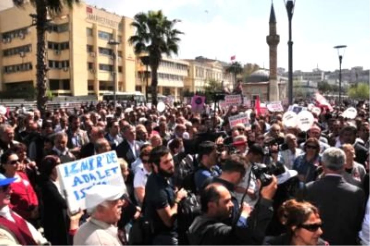 İzmir Büyükşehir Belediyesi Önünde Kocaoğlu\'na Destek Gösterisi