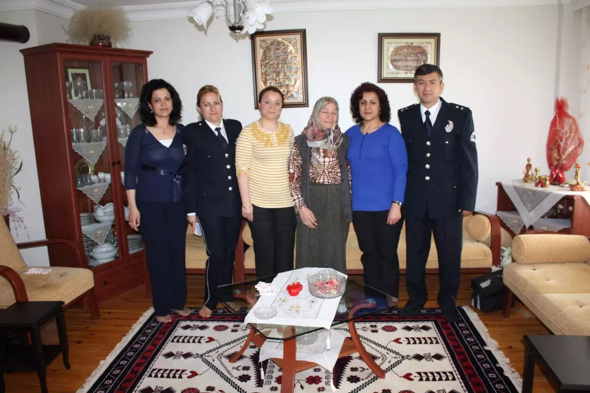 Kula Polisinden Şehit Ailesi Ziyareti