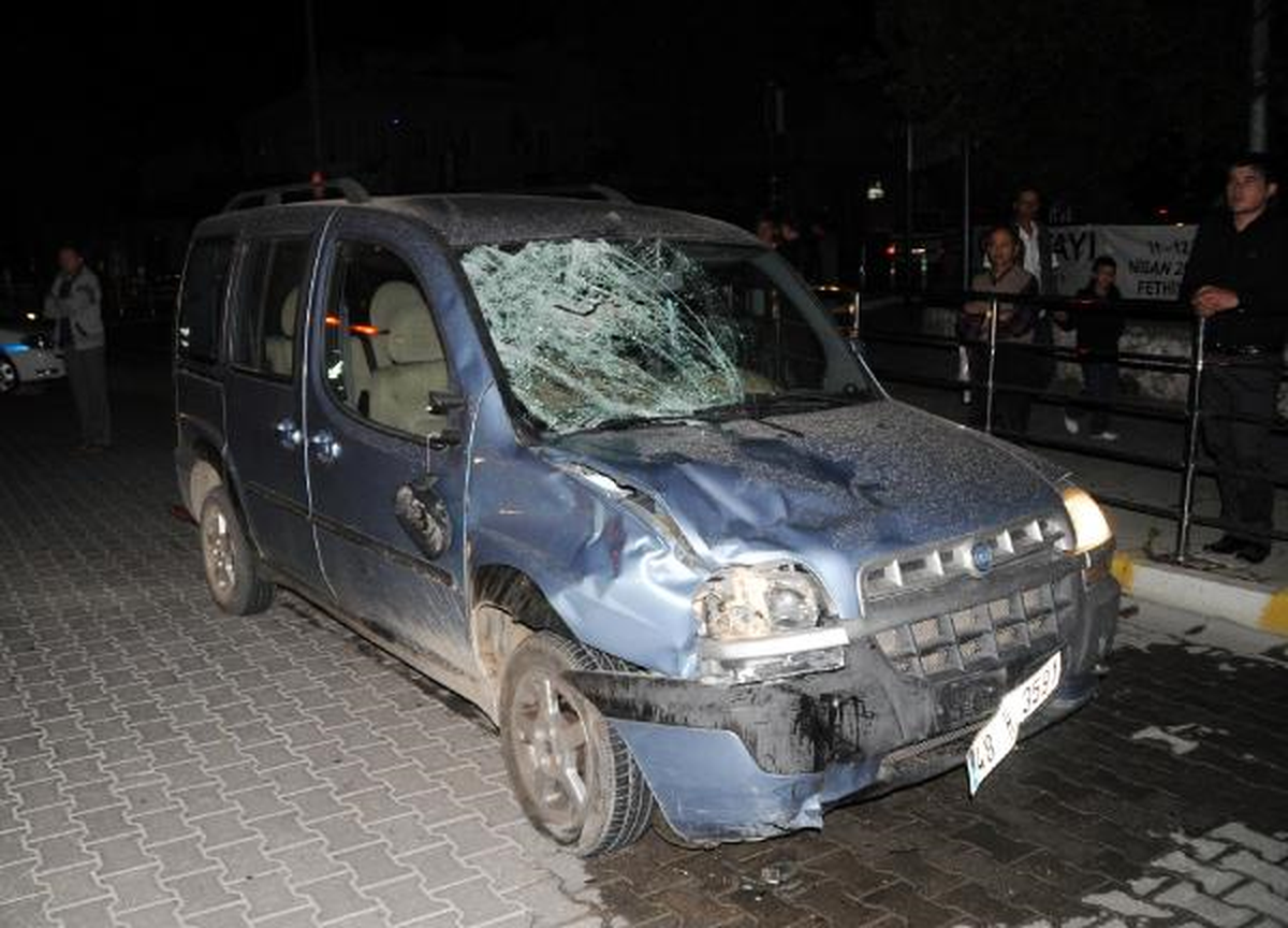 Motosiklet Kamyonetle Çarpıştı; 1 Ölü, 1 Yaralı