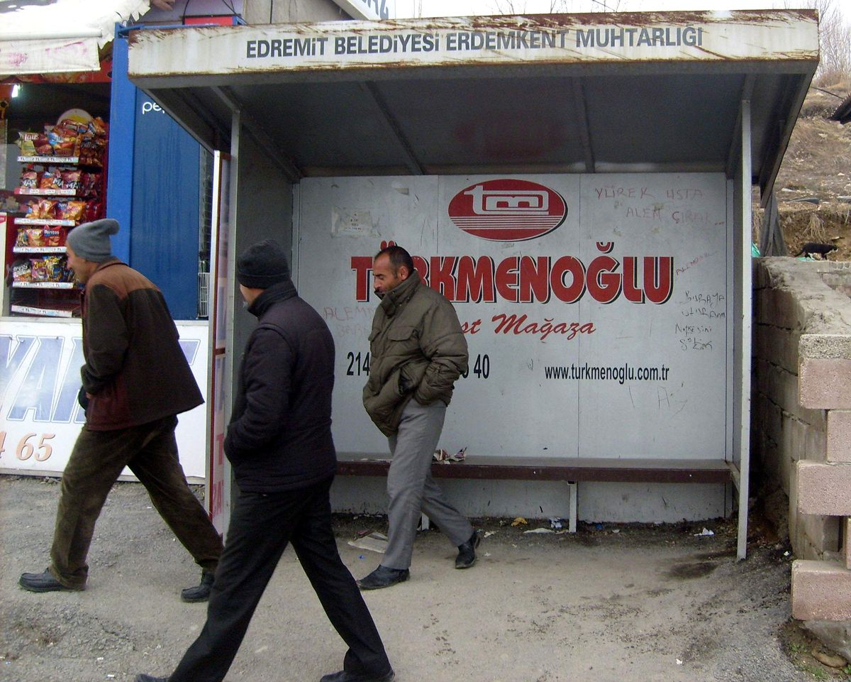 Otobüs Durağına Yazılan Küfürlü Yazılara Vatandaşlardan Tepki