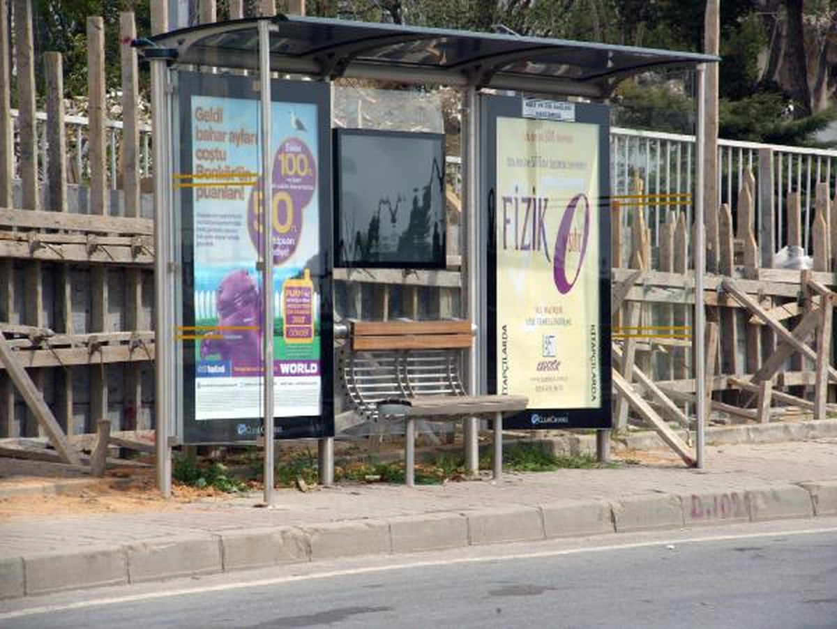 Otobüs Durağında Şüpheli Paket Alarmı