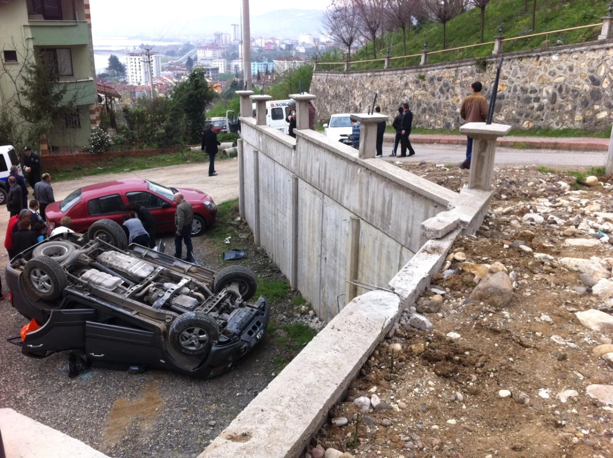 Otomobil 3 Metrelik Duvardan Düştü: 4 Yaralı