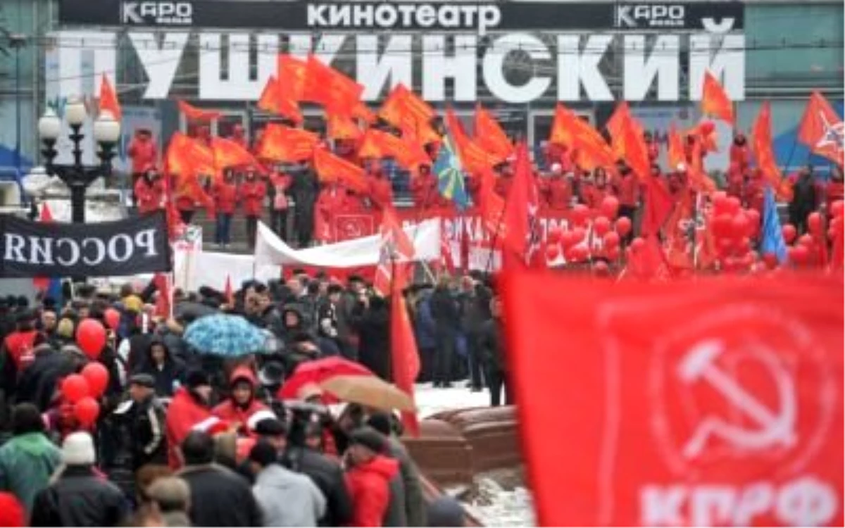 Rus Komünistlerden NATO\'ya Protesto