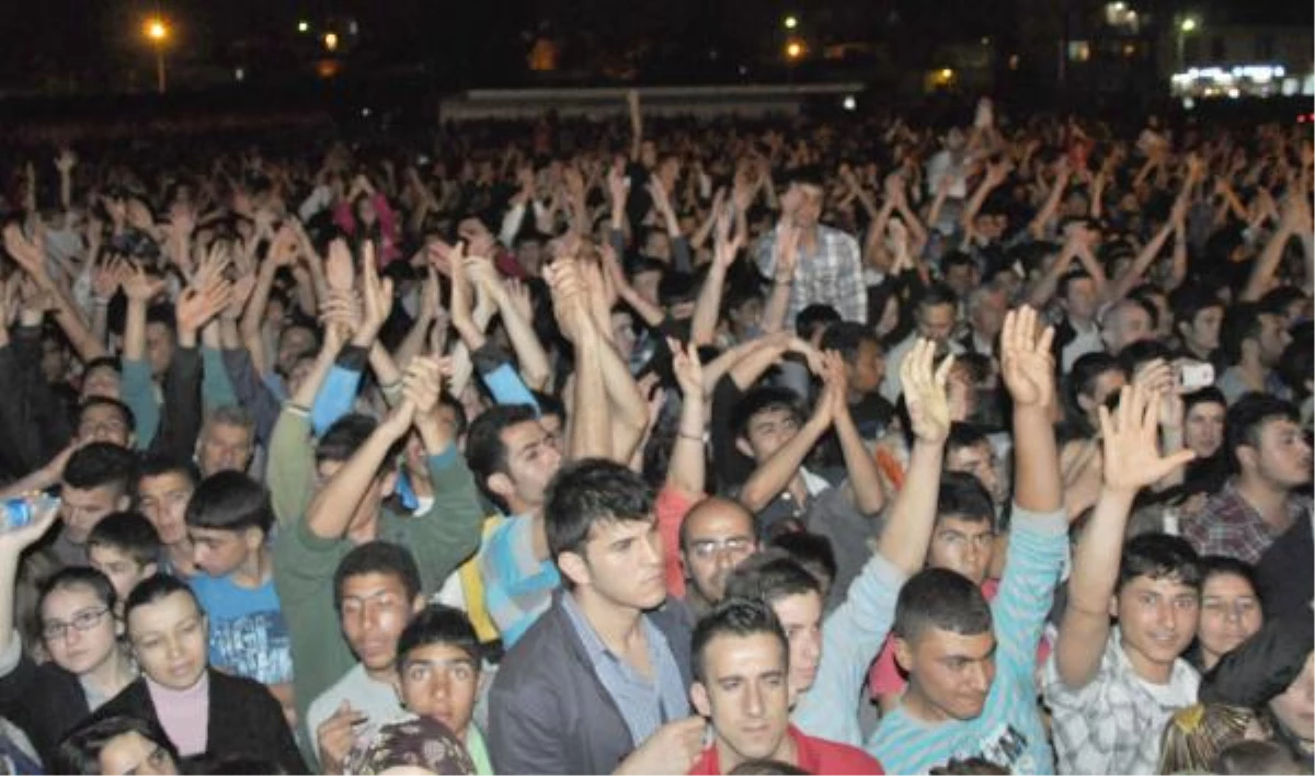 Tarsus'ta, Hadise ve Murat Boz Coşkusu