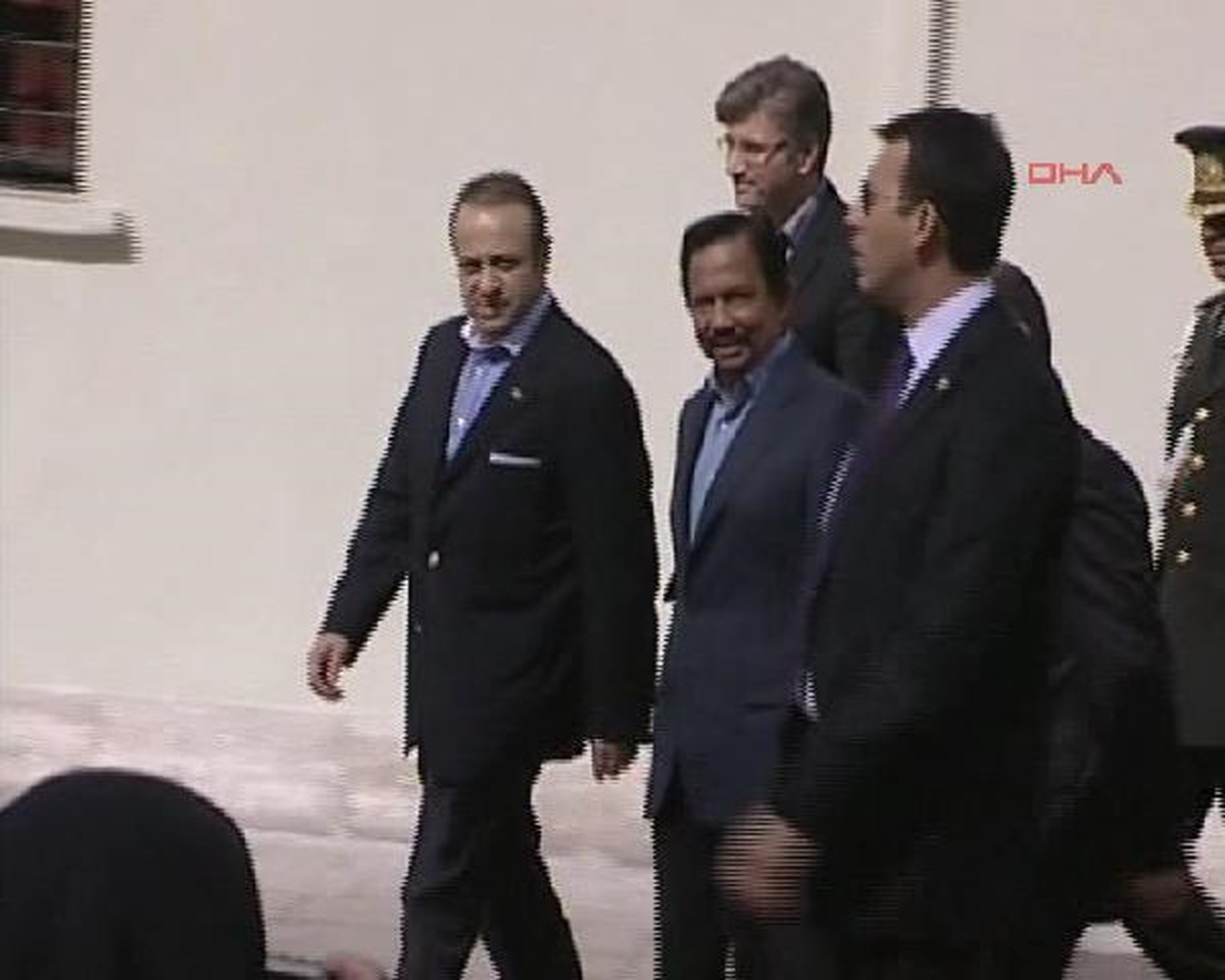 Yeniden- Brunei Sultanı Tarihi Yerleri Gezdi