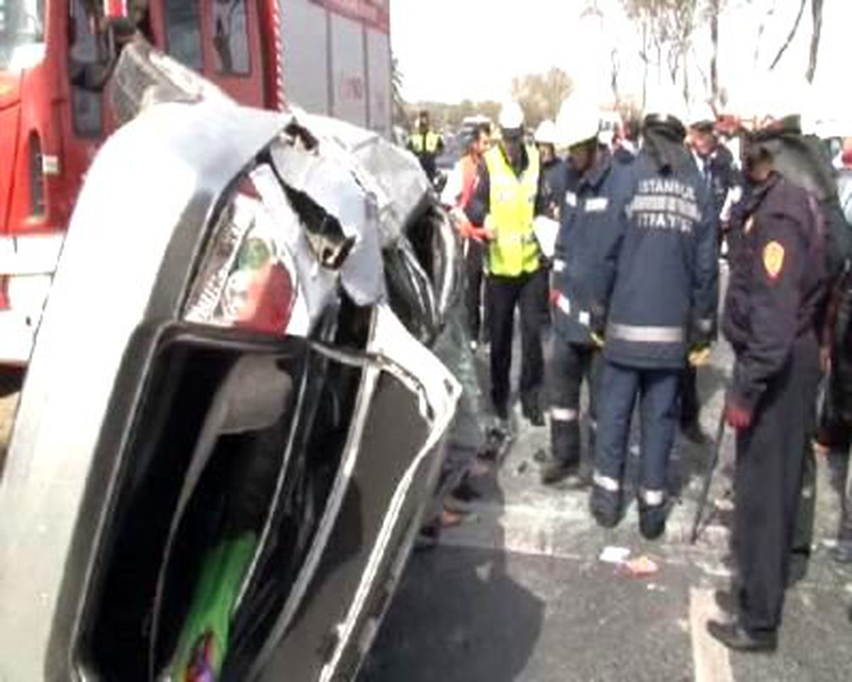 Zeytinburnu\'nda Trafik Kazısı: 1 Ölü 2 Yaralı
