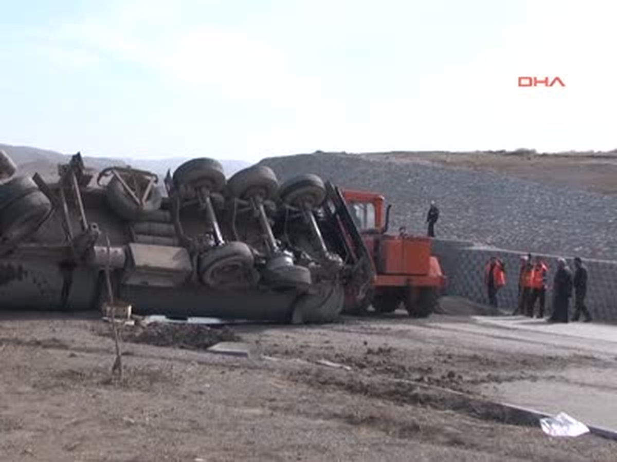 Zift Yüklü Tanker Devrildi 1 Yaralı