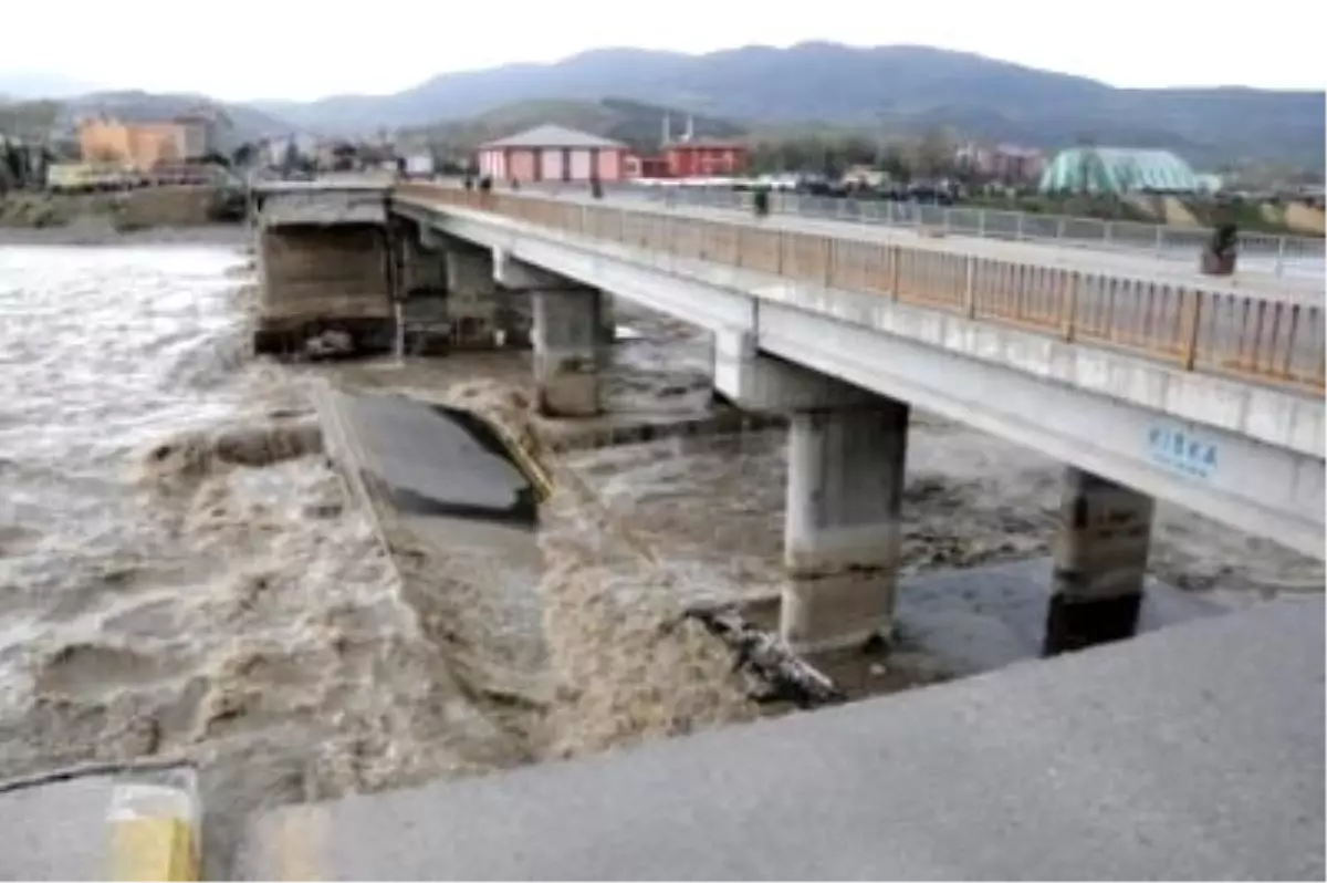 Zonguldak1 Çaycuma Belediye Başkanı Mithat Gülşen Evinde Taziyeleri Kabul Etti