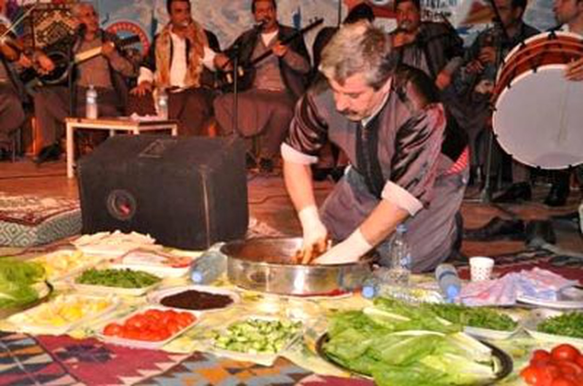 Ağrı\'da Urfa Sıra Gecesi Ekibine Taktir