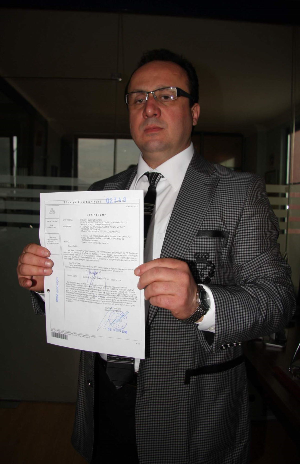 AK Parti İl Yöneticisi İstifa Etti