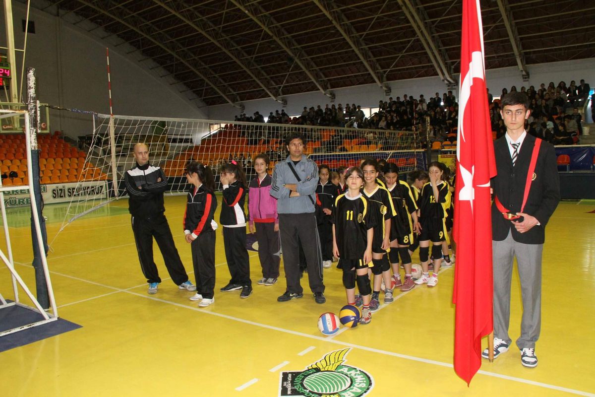 Akhisar'da Kız Voleybol Turnuvası Başladı