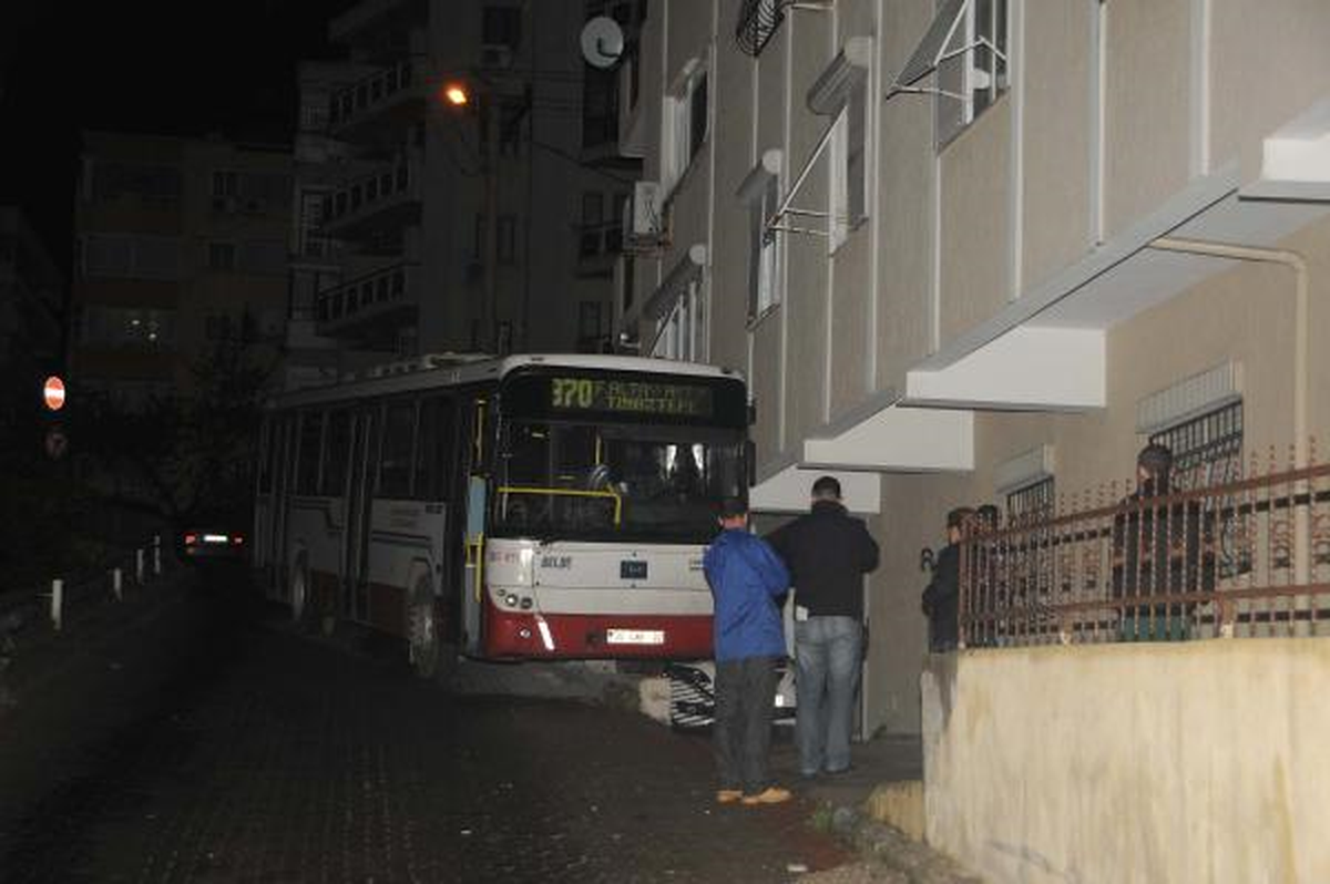 İzmir'de Belediye Otobüsü Kaza Yaptı
