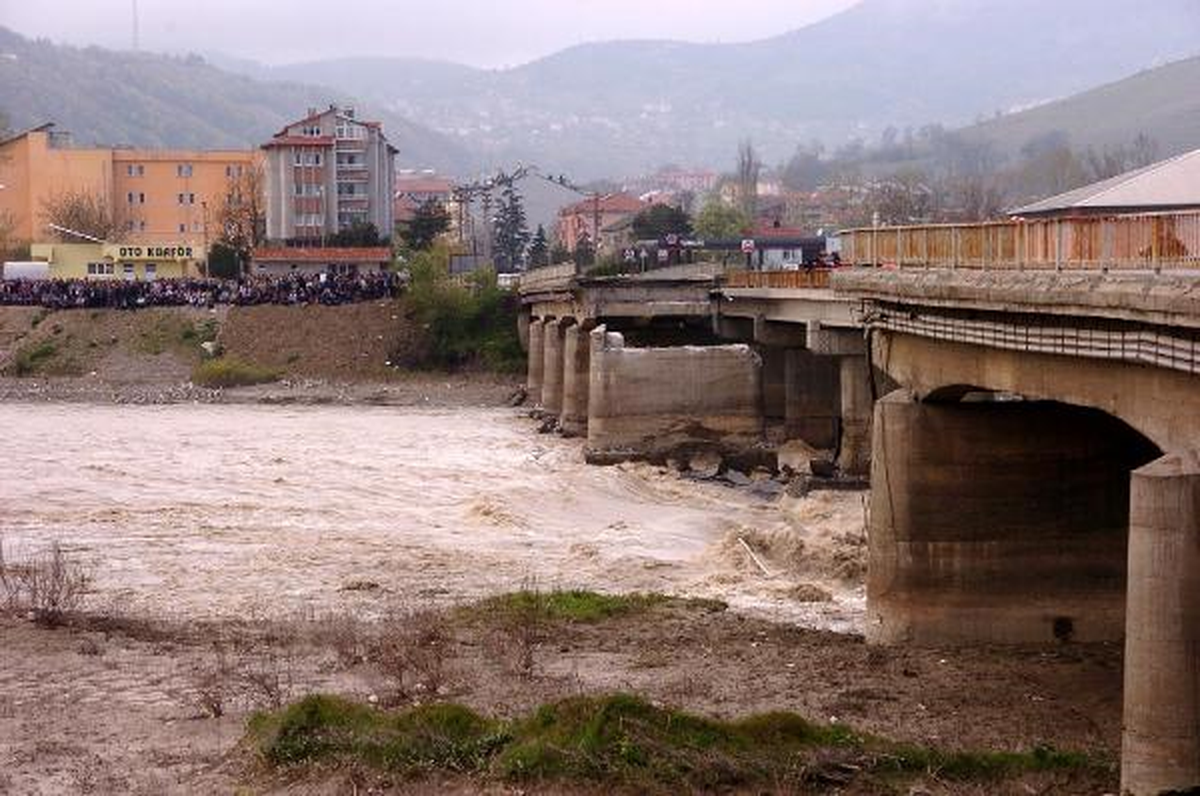 Bir Ayağı Daha Çöken Köprü Faciasında Kayıp 14 Kişiyi Arama Çalışmaları Sürüyor (2)