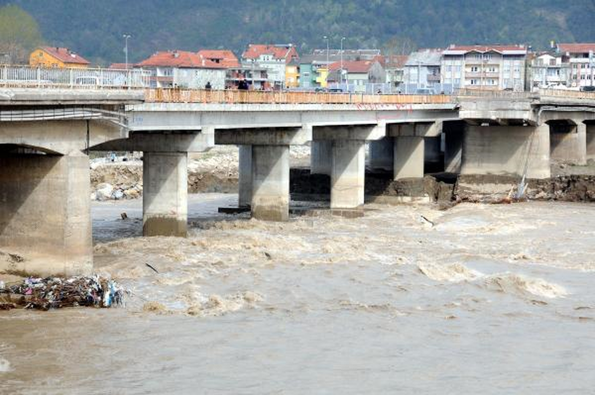 Bir Ayağı Daha Çöken Köprü Faciasında Kayıp 14 Kişiyi Arama Çalışmaları Sürüyor (3)