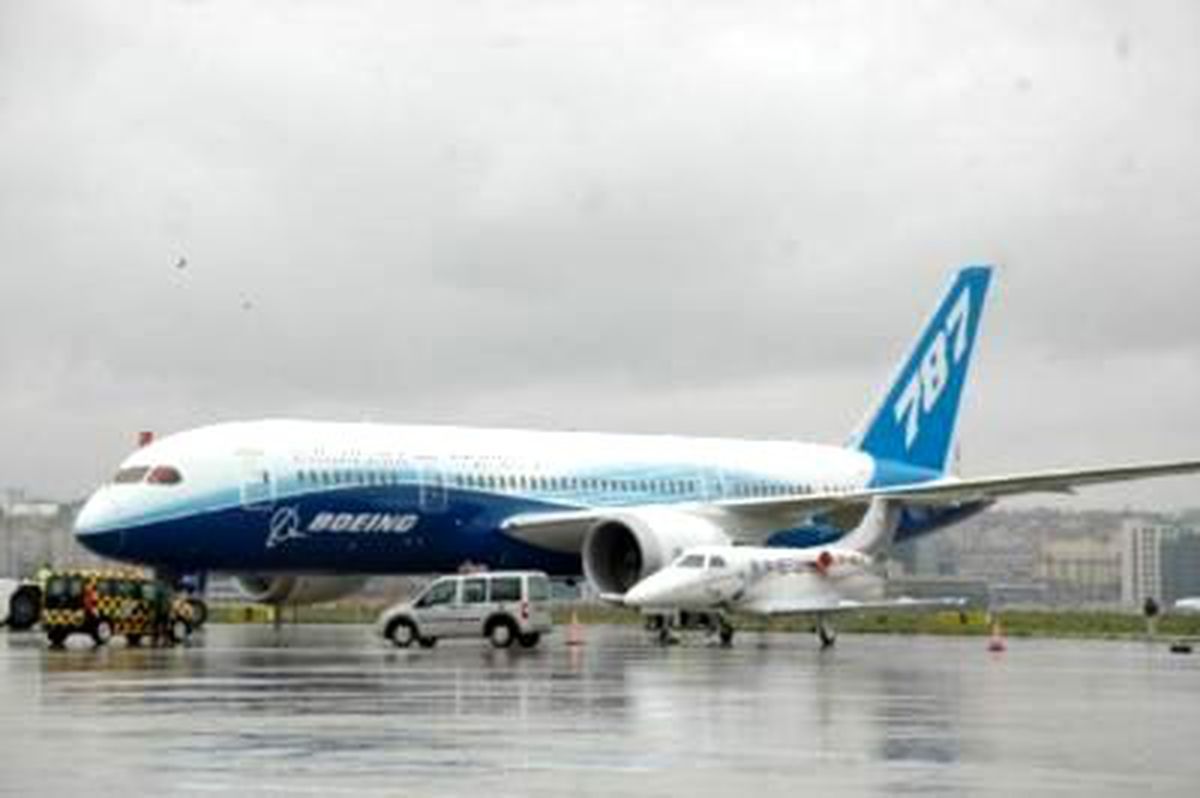 Boeing, Yeni Model '787 Dreamliner' Uçağını Tanıttı