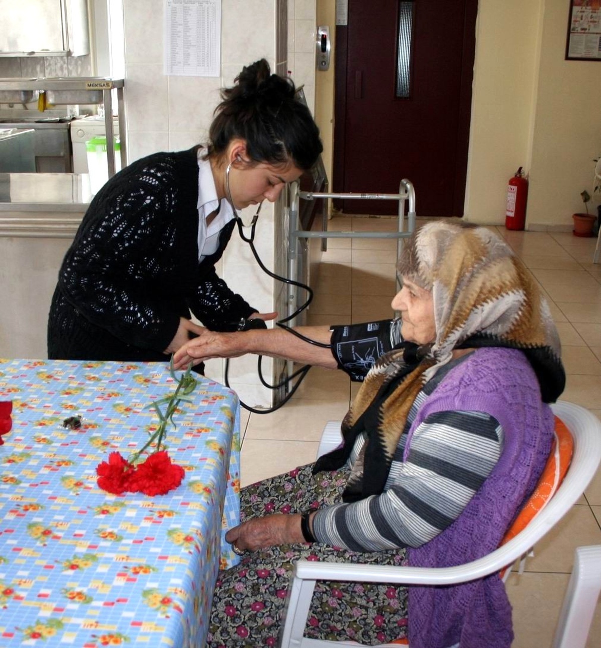 Burhaniye\'de Sağlıkçılardan Huzurevi Ziyareti