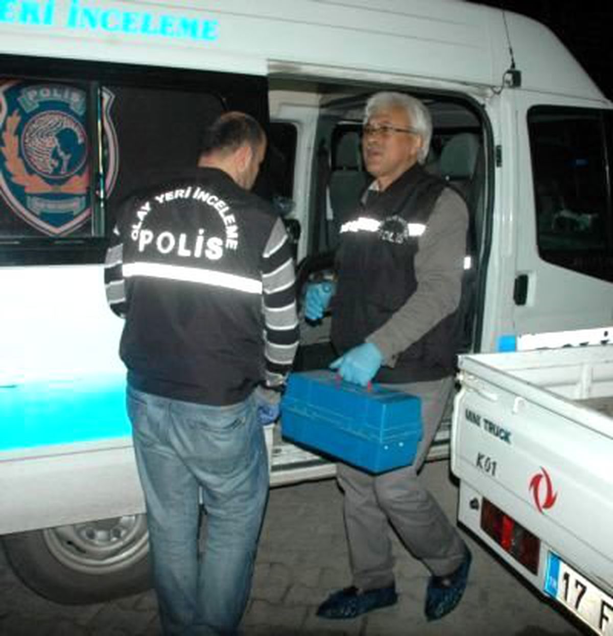 Çanakkale\'de Cinnet Getiren Baba Eşini Yaralayıp Oğlunu Öldürdükten Sonra İntihar Etti