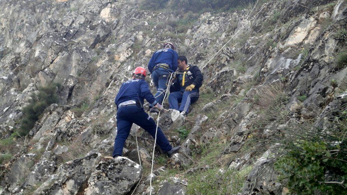 Dağdan İnemeyen Dört Genci İtfaiye Kurtardı