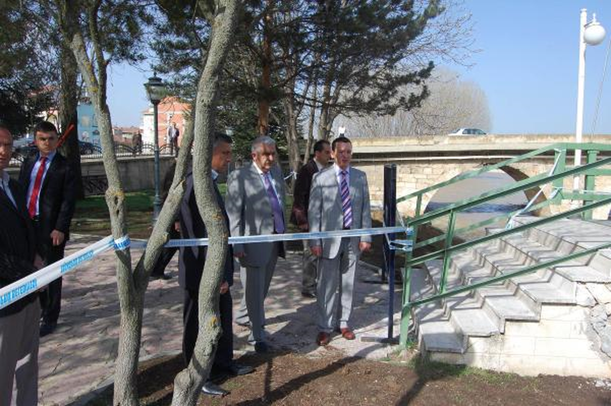 Debisi Yükselen Gökırmak, Köprü Ayağı ile İstinat Duvarını Yıktı