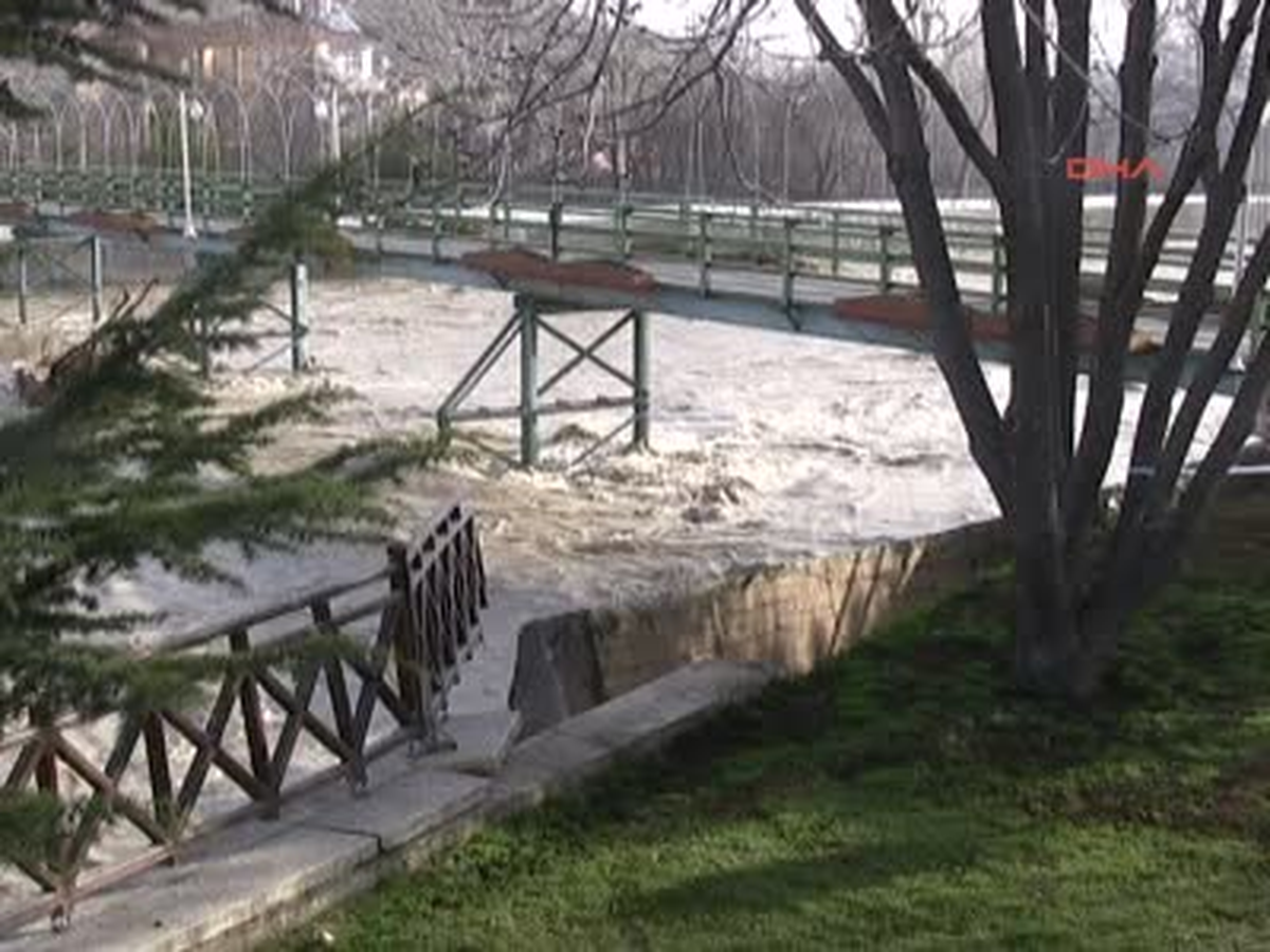 Gökırmak İstinat Duvarını Yıktı