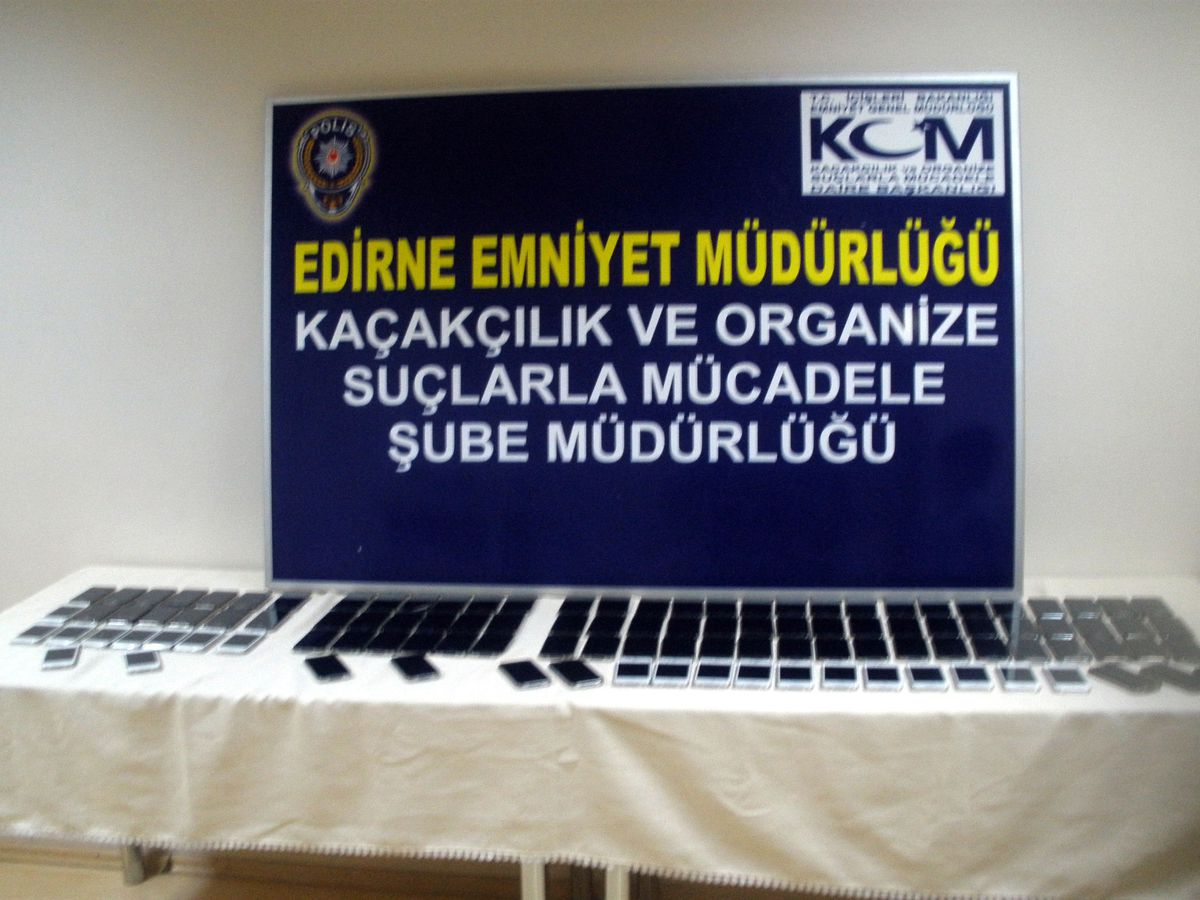 Edirne\'de Yurda Kaçak Sokulan 110 Cep Telefonu Ele Geçirildi