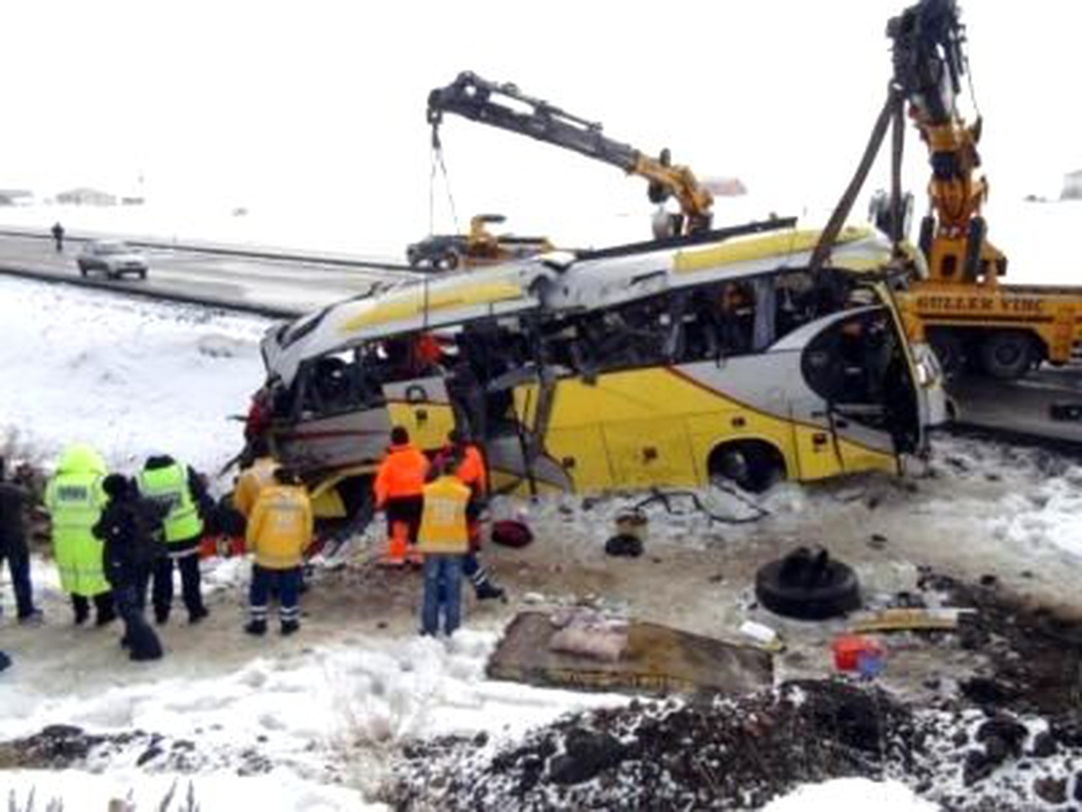 Erzurum\'da İran Yolcu Otobüsü Şarampole Uçtu: 4 Ölü, 24 Yaralı