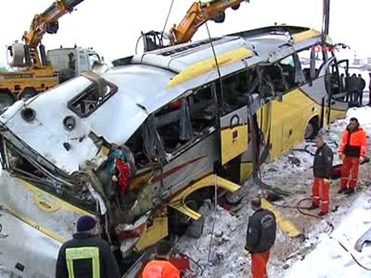 Erzurum\'da Yolcu Otobüsü Devrildi: 3 Ölü, 14 Yaralı