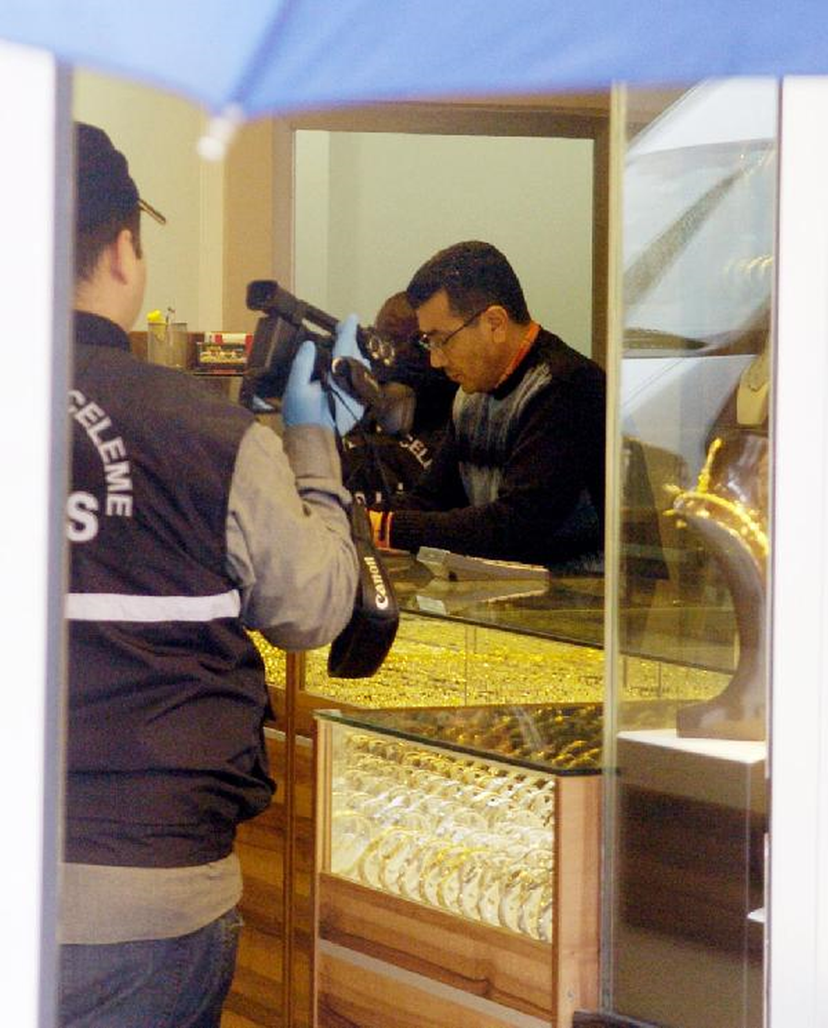 Esenyurt'ta Kar Maskeli Kuyumcu Soygunu