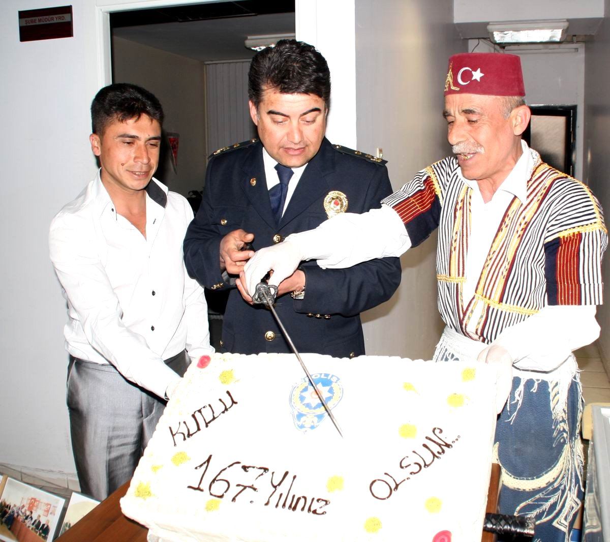 Eskişehir'de Bir Esnaf Çevik Kuvvet Polislerine Dondurma İkram Etti