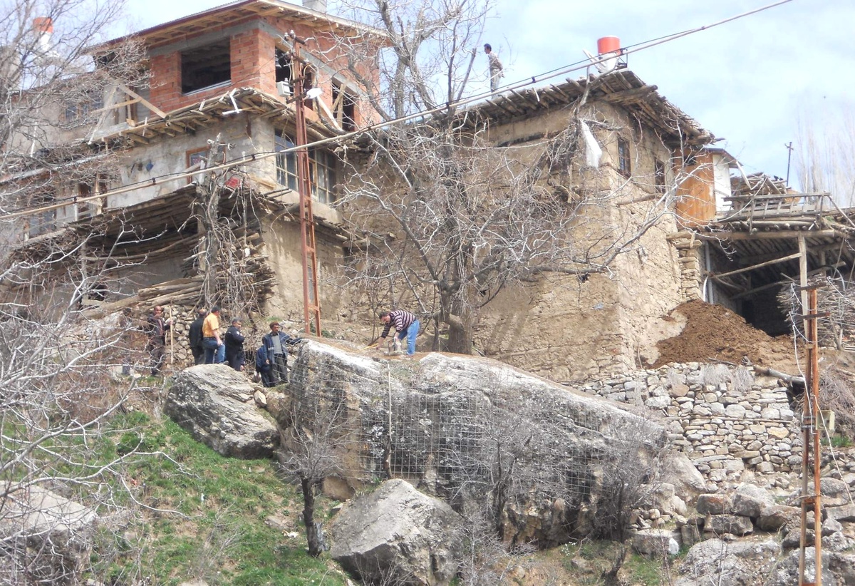 Evler İçin Tehlike Arz Eden Kaya Patlatıldı