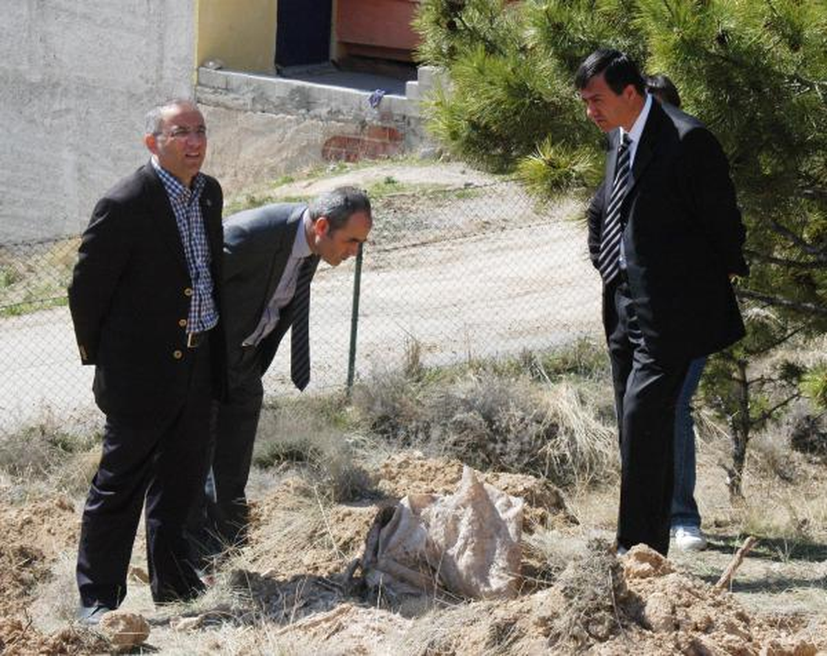 Fidan Dikerken Toprağa Gömülü Çuvalda İnsan Kemikleri Buldular