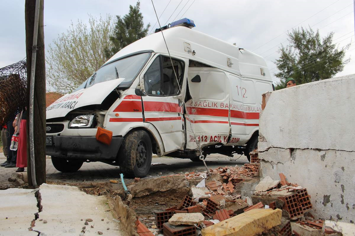 Foça'da 112 Eğitim Ambulansı Kaza Yaptı: 3 Yaralı