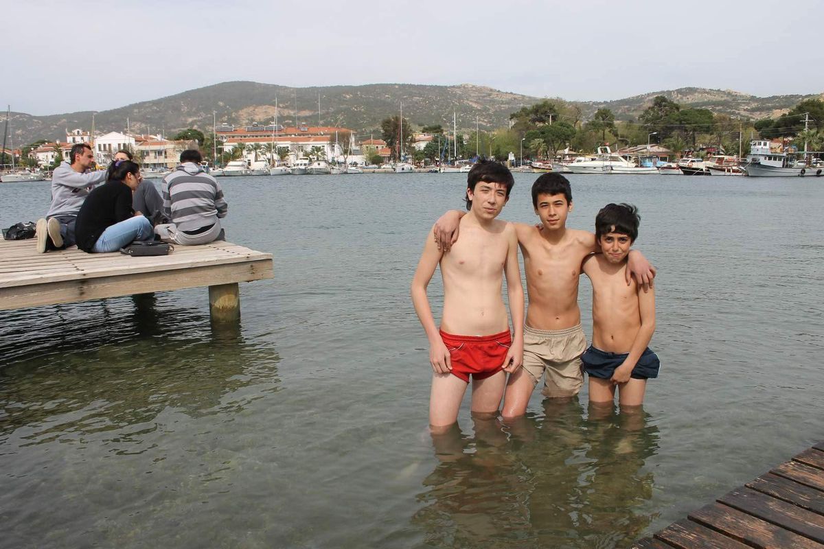 Foça\'da Çocuklar Deniz Sezonunu Açtı
