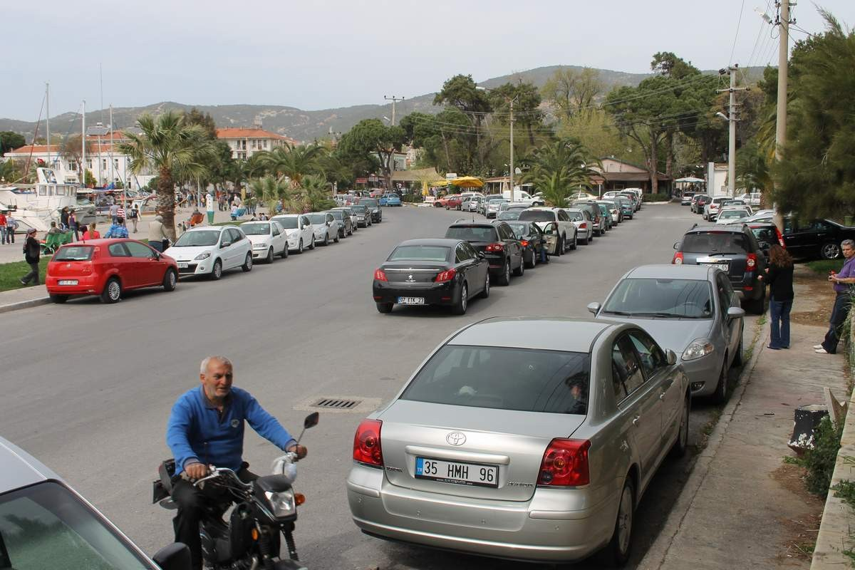 Foça\'da Otopark Sorunu Can Sıkıyor