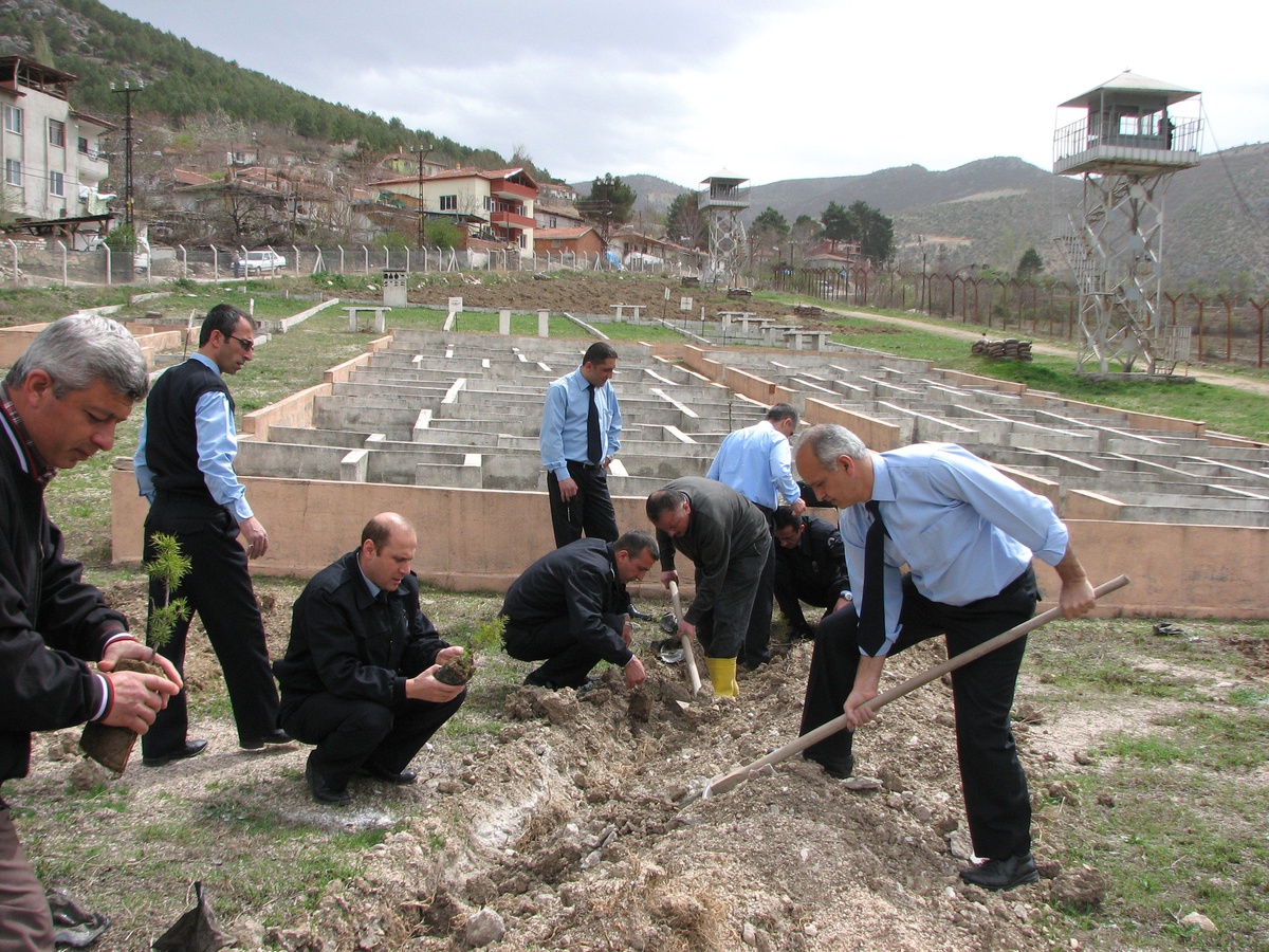 Gardiyanlardan Mesai Arası Fidan Dikimi