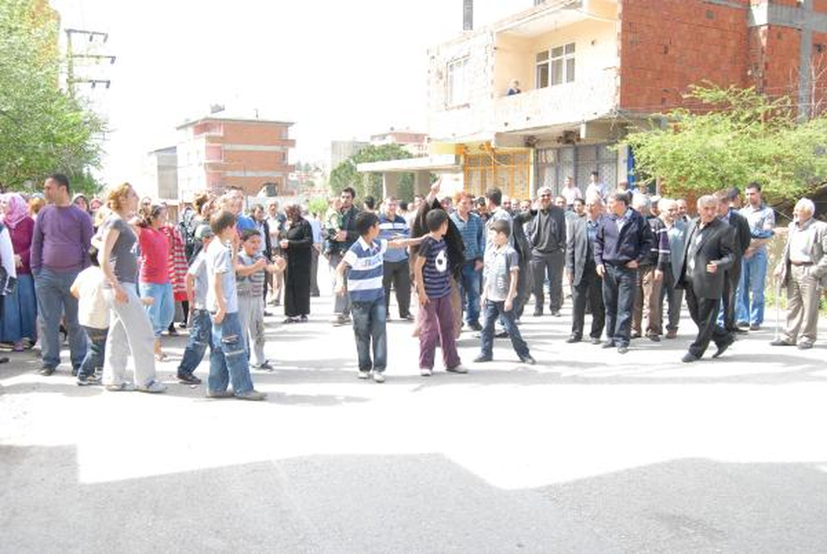Gebze\'de, 25 Yıl Sonra Gelen Yıkım Kararı Ev Sahiplerini Sokağa Döktü
