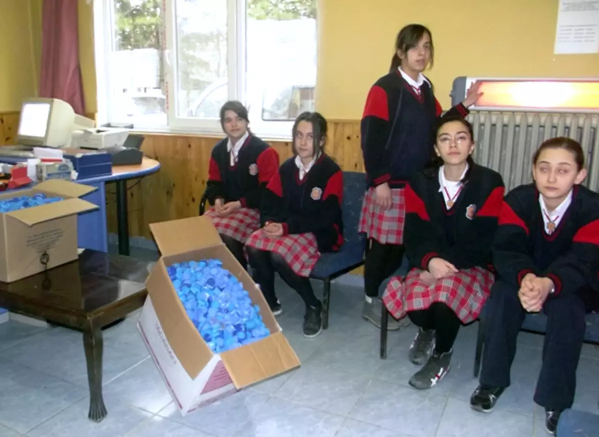 Gediz Fen Lisesi Öğrencilerinden Engelli Vatandaşlara Mavi Kapak Desteği