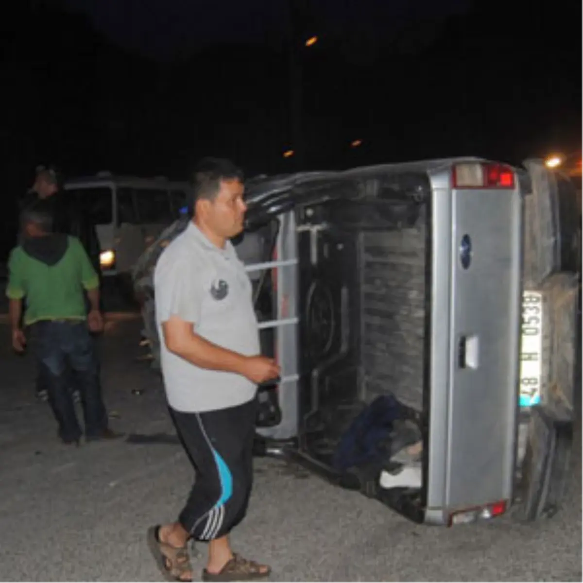 İşçilerini Taşıyan Kamyonet Devrildi