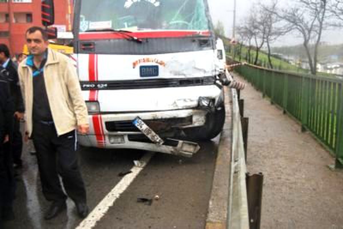 Kamyon Servis Minibüsüne Çarptı: 1 Ölü, 8 Yaralı