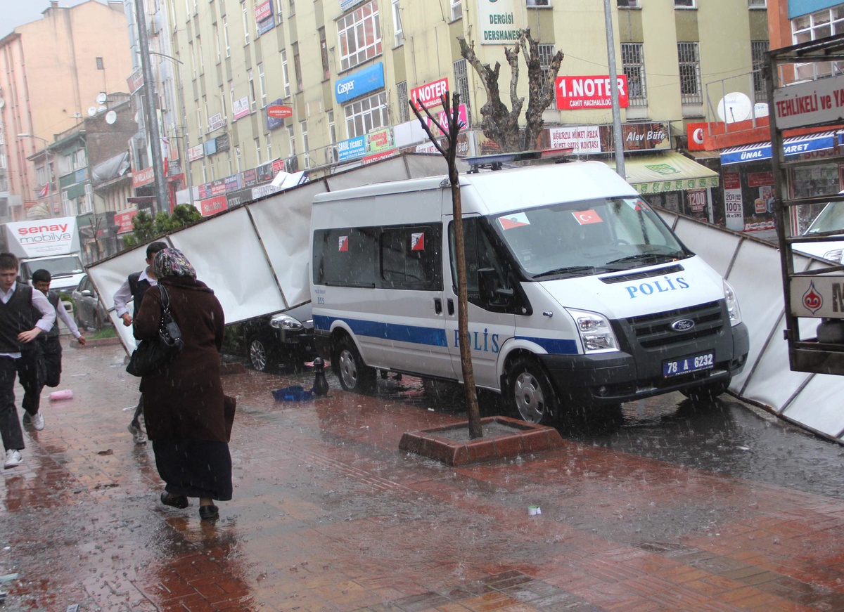 Karabük\'te Fırtına Çatıları Uçurdu