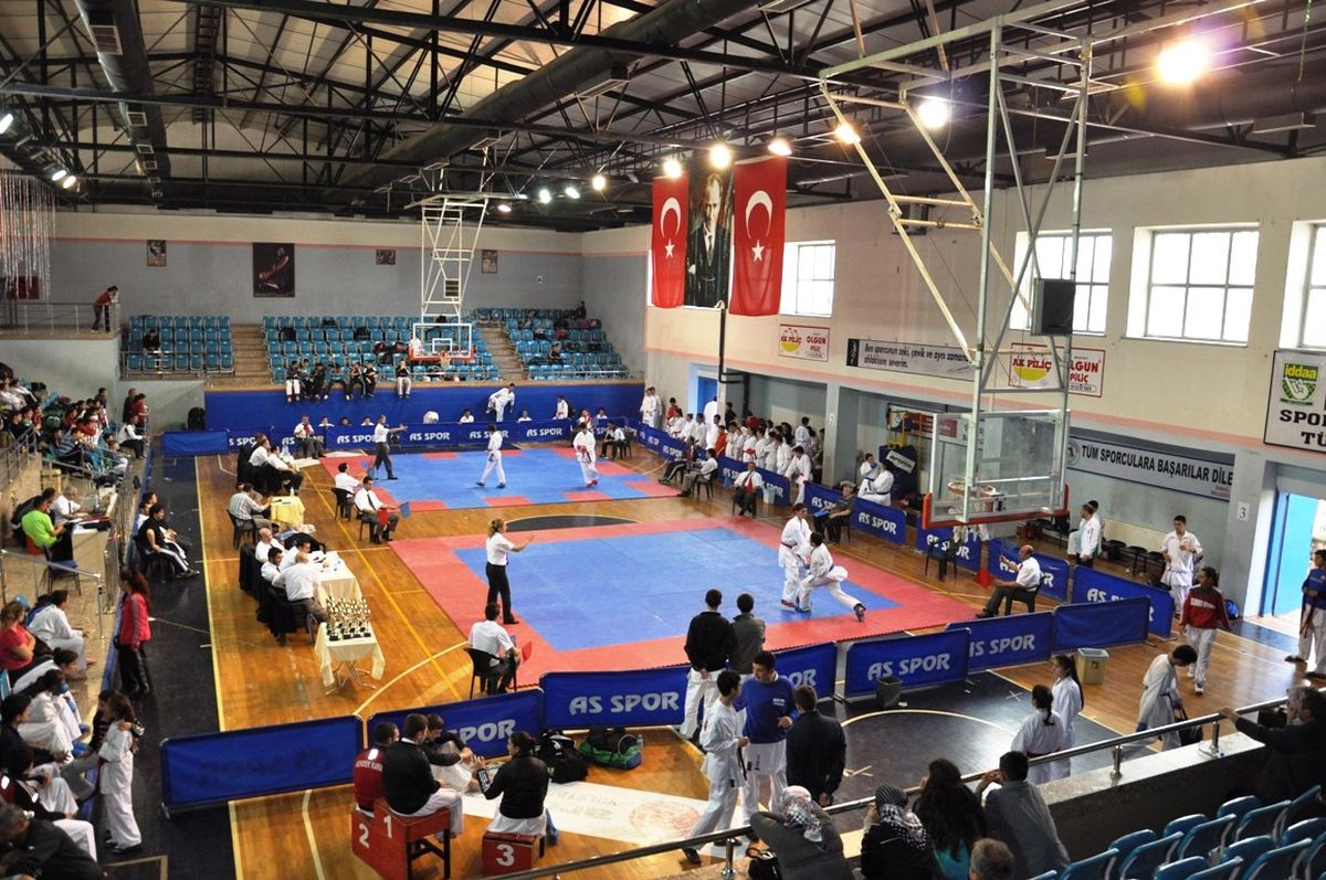 Karateciler Kıyasıya Mücadele Etti