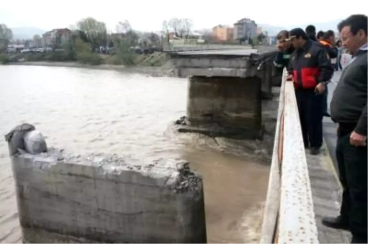 Köprünün Bir Ayağı Daha Çöktü