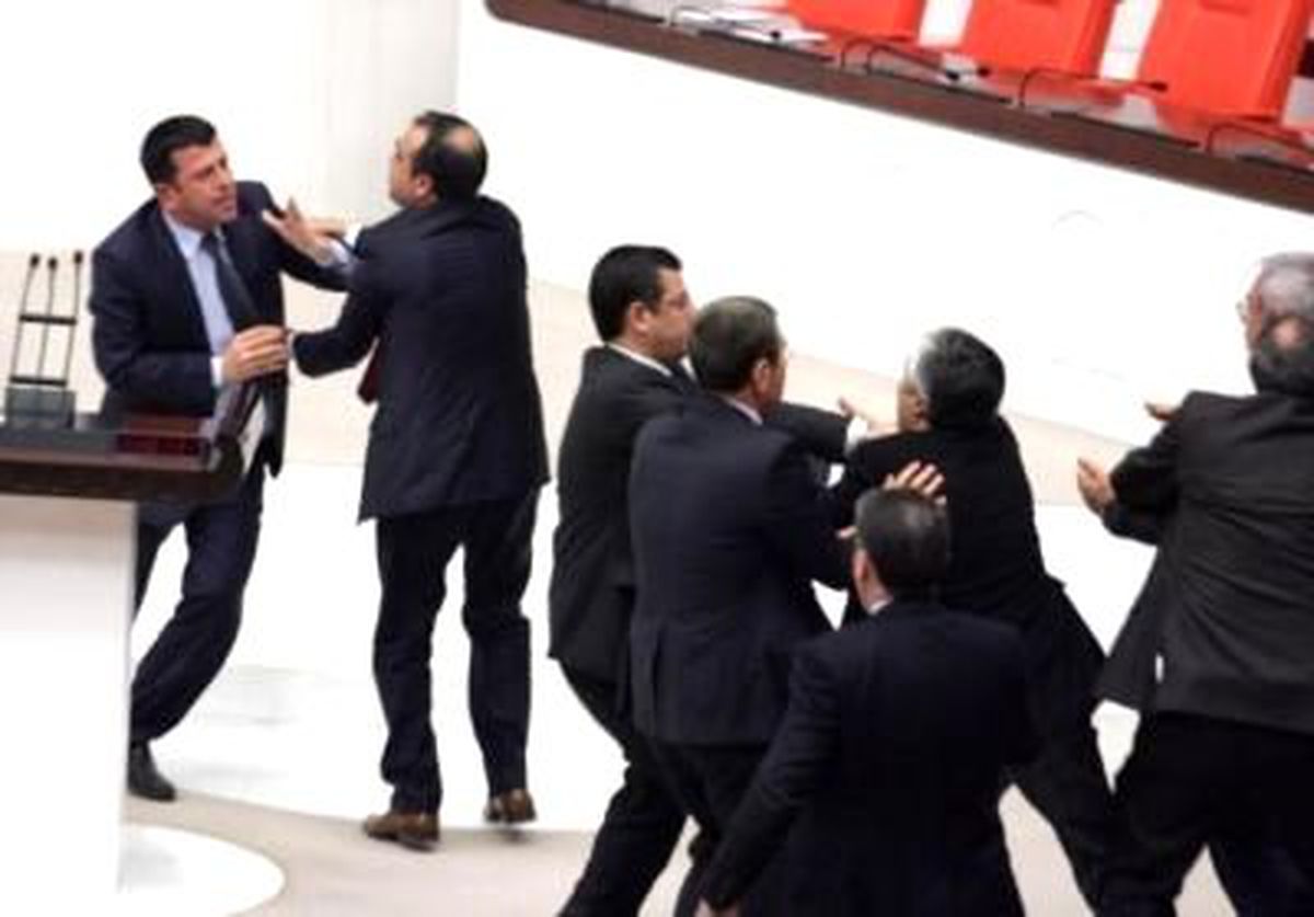 Meclis\'te Arbede Çıktı