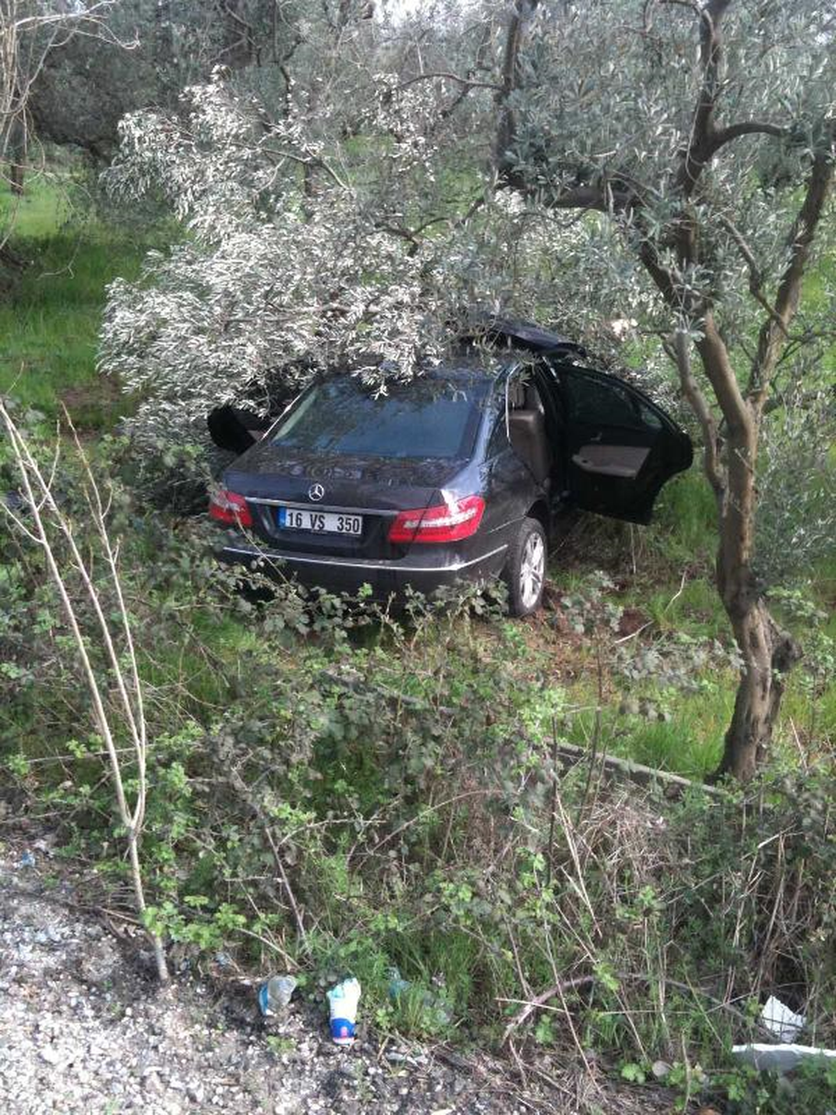 Otomobil ile Kamyonet Çarpıştı: 3 Yaralı