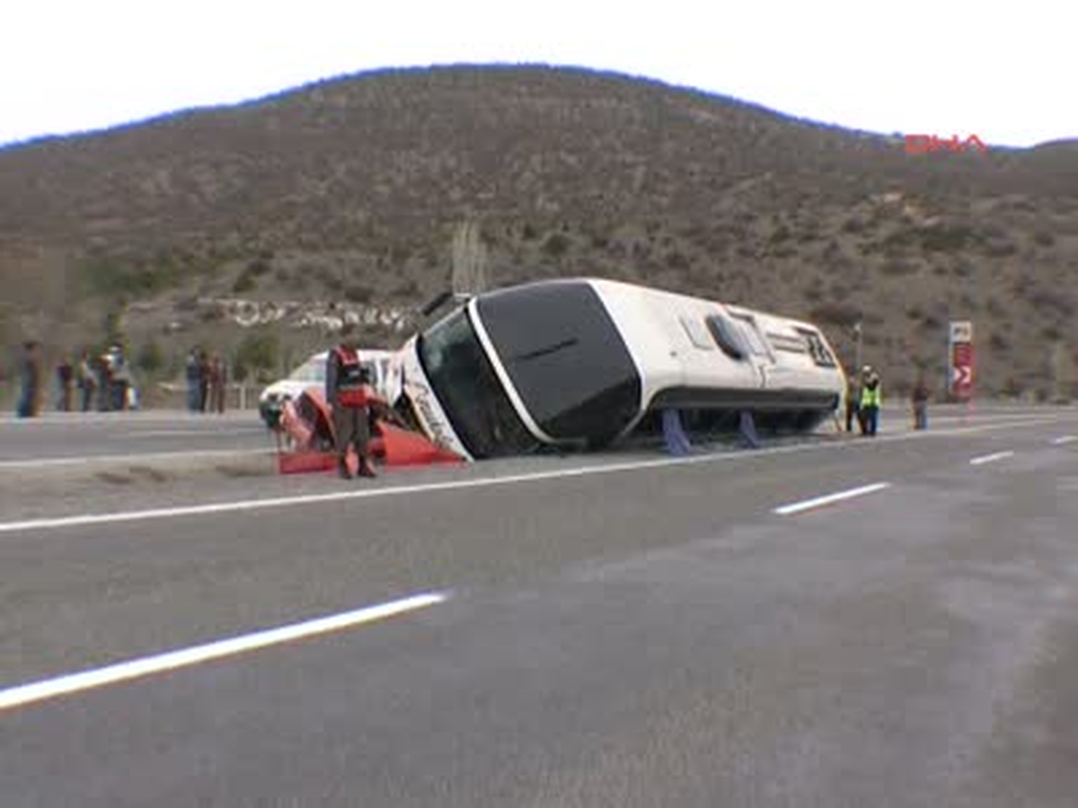 Otomobile Çarpan Yolcu Otobüsü Yan Yattı, 2 Kişi Yaralandı