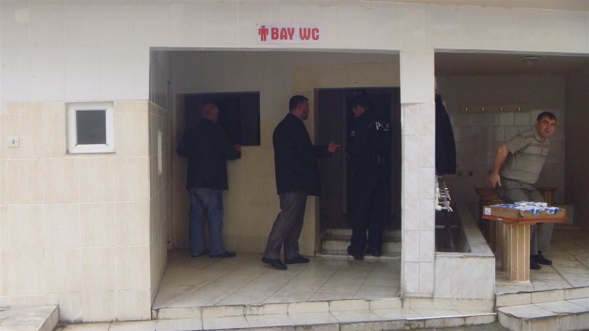 Polis, Cami Tuvaletinde Tinerci Aradı
